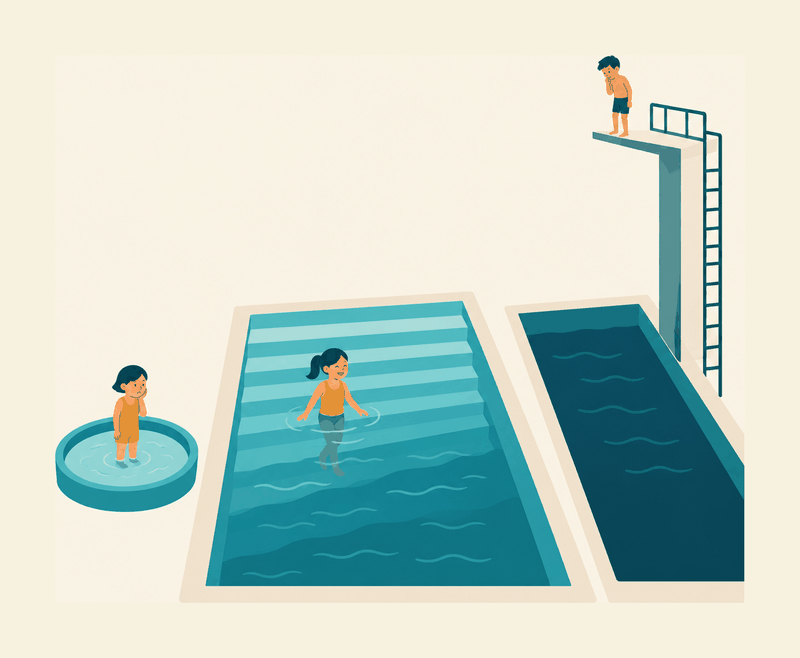 Drei Becken nebeneinander: links ein Planschbecken, in dem ein Kind gelangweilt steht, rechts ein Sprungturm über tiefem Wasser mit einem zögernden Kind oben, in der Mitte ein großes Becken mit breiten Stufen, über die ein Kind fröhlich ins Wasser geht.